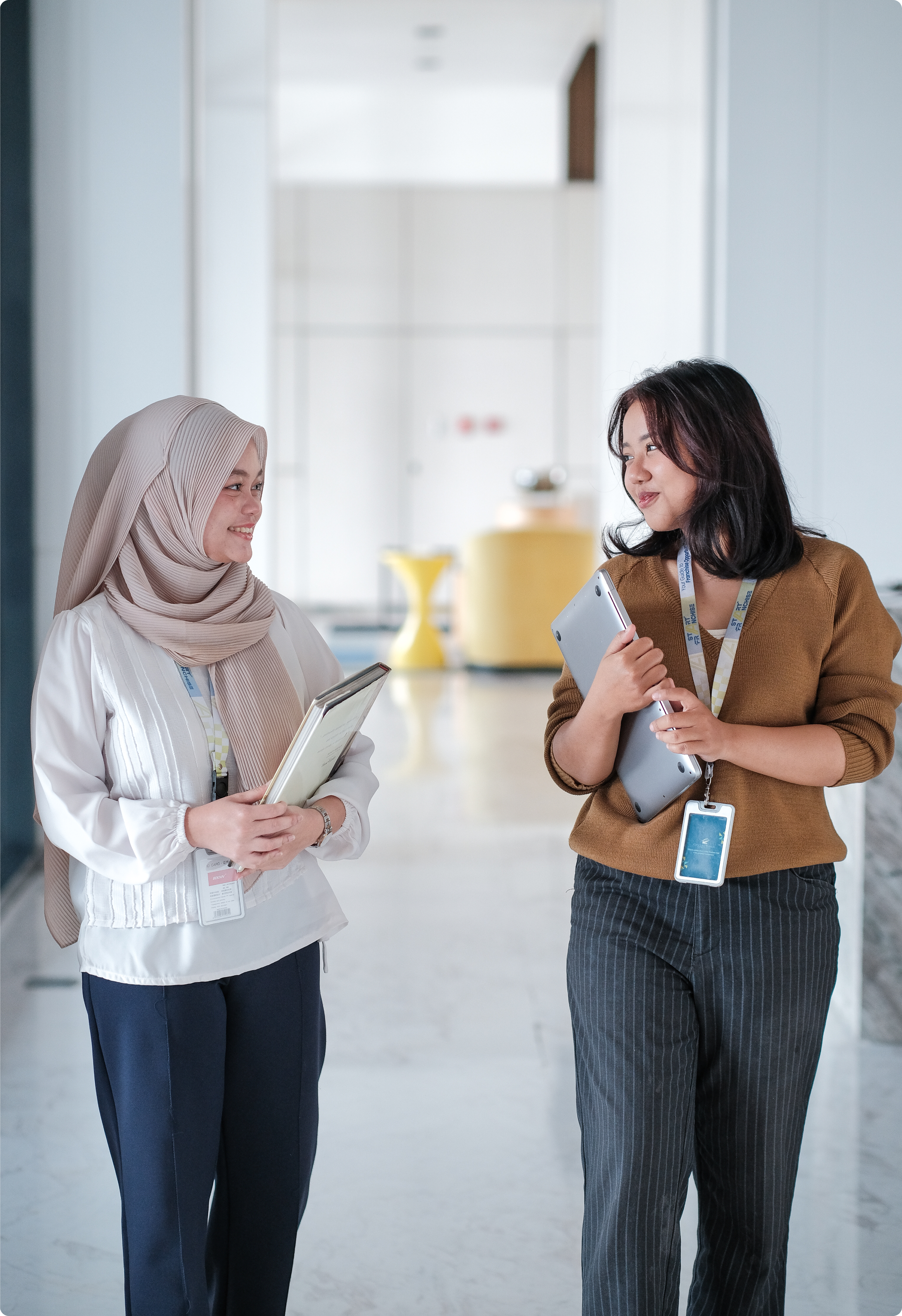 Dua orang sedang berdiskusi dalam sesi konsultasi franchise